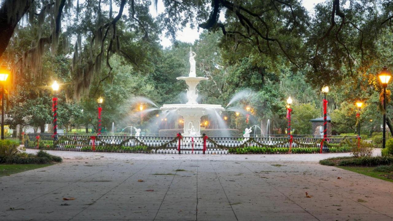 Walk Score 90!!-Historic Downtown District-2 Blocks To Famous Forsyth Park- Huge Private Patio-Private Parking Savannah Exterior foto